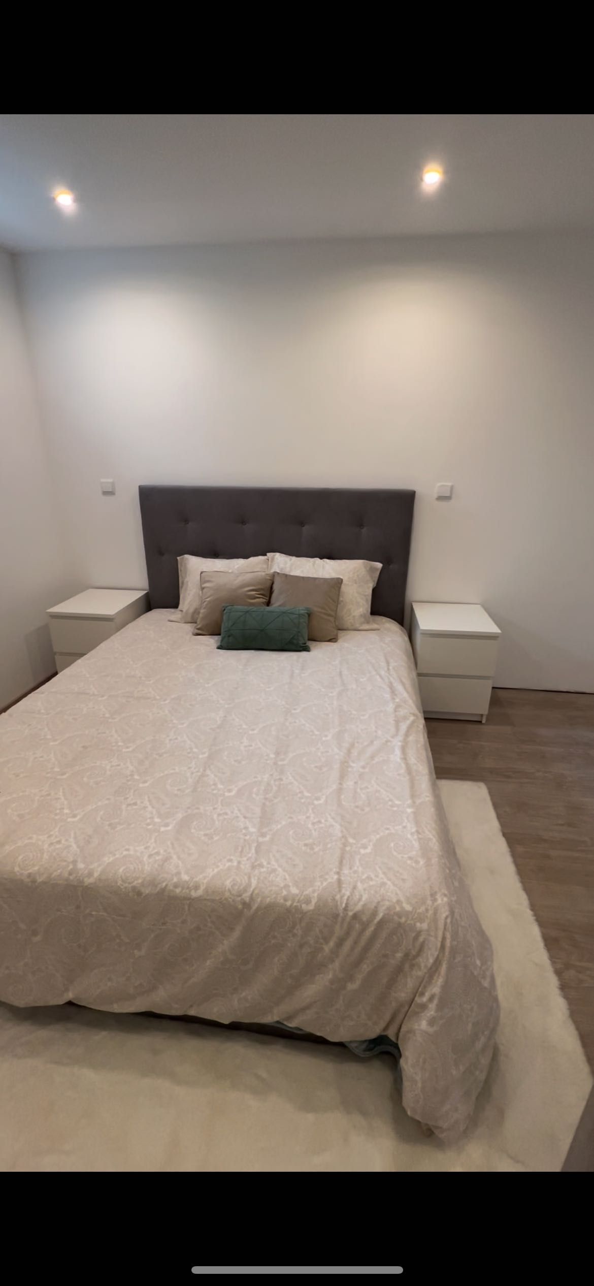 Cama Cinza almofadada