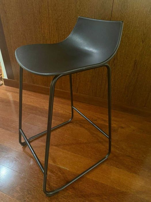 Conjunto de 4 Bancos Altos Modernos – em ótimo estado