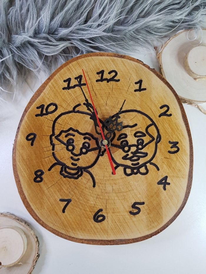 Zegar na bazie krążka - plastra drewna na Dzień Babci i Dziadka