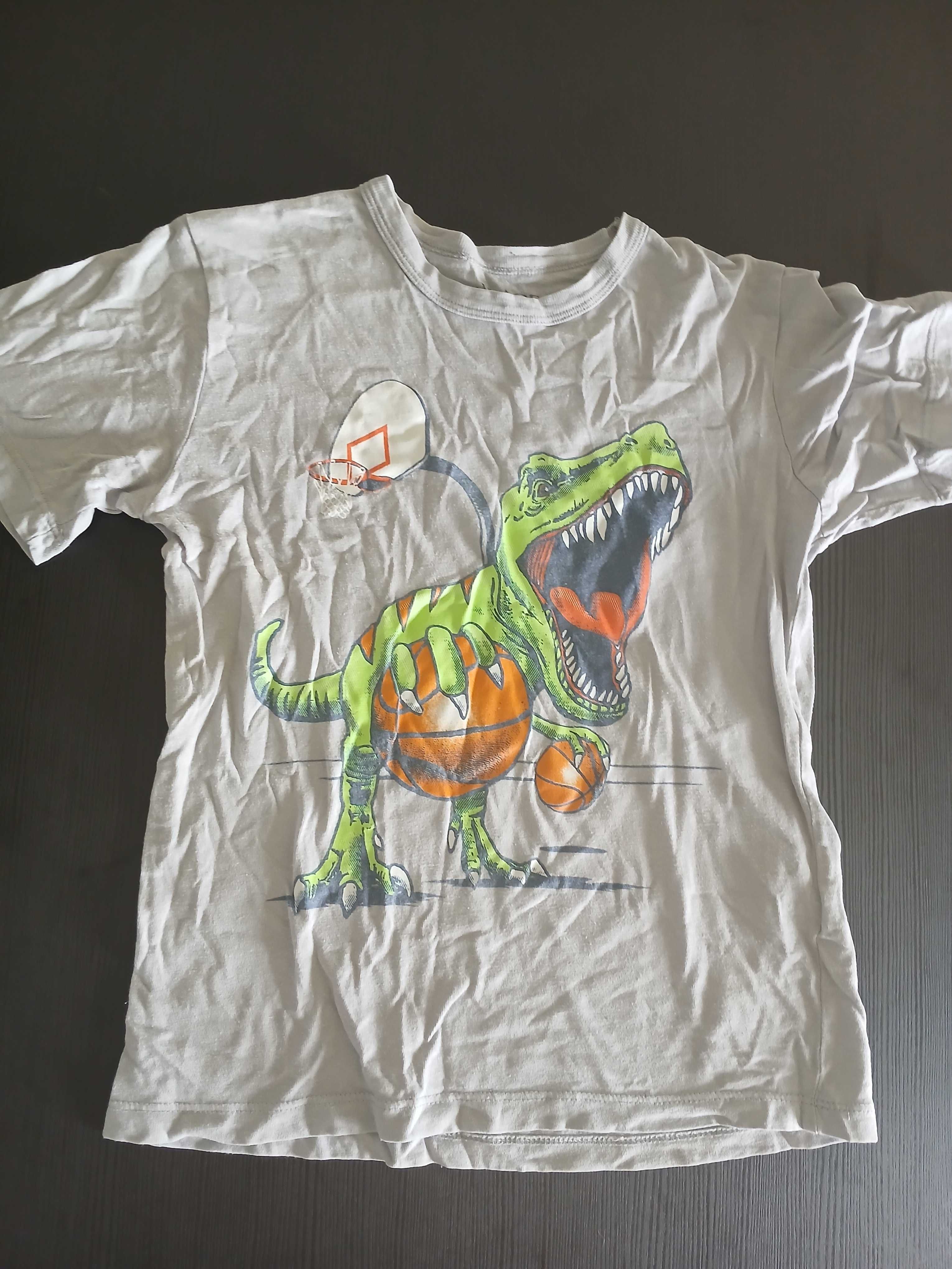 Roupas infantis acessíveis, €2 cada. Na compra de 3, você ganha €1,50.