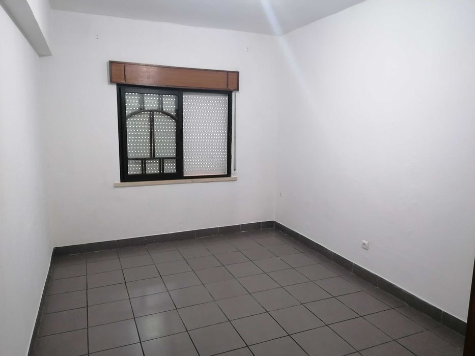 Arrenda-se Casa R/Chão T2