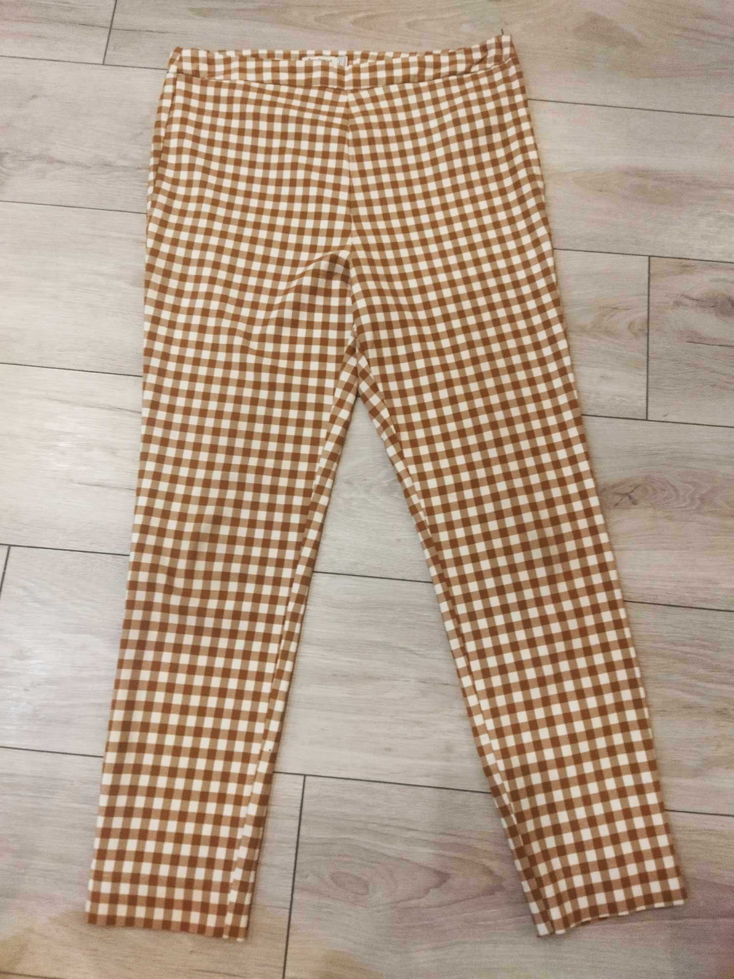 Spodnie typu chinosy. Stradivarius