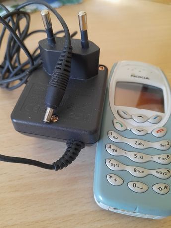 Telemovel Nokia 3410 a funcionar com o respetivo carregador