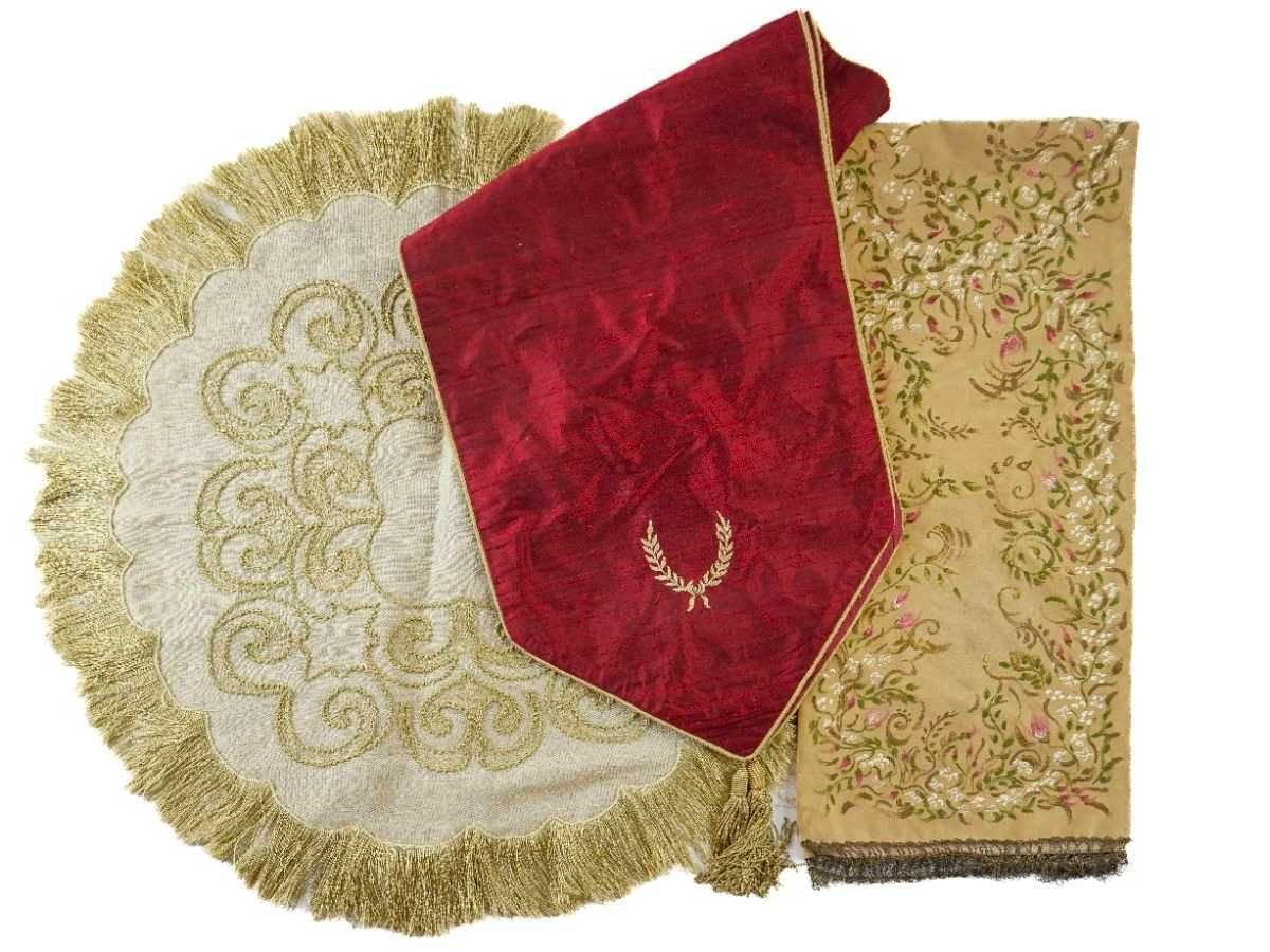 Toalha de mesa com bordados