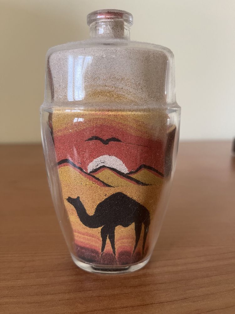 Pamiątka z Egiptu - kolorowy piasek z widoczkiem w szklanej butelce