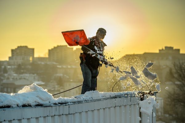 Odśnieżanie dachów i placów