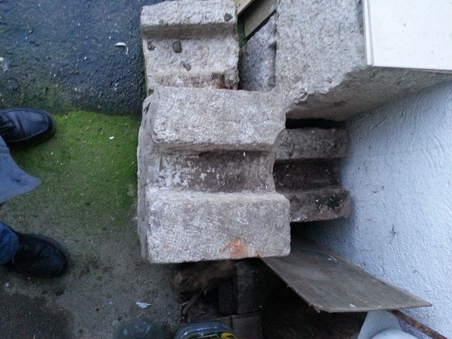 Cachorro em pedra para apoiar pipas