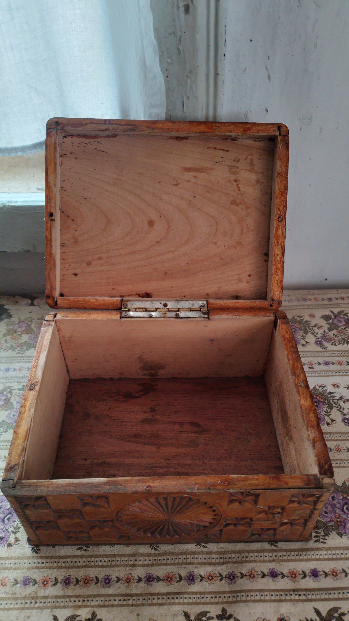 Стара деревяна скринька ручной роботи