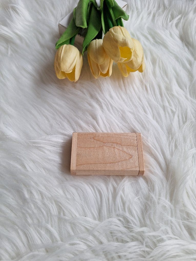 Pudełko z drewna klonowego z pendrive  64GB