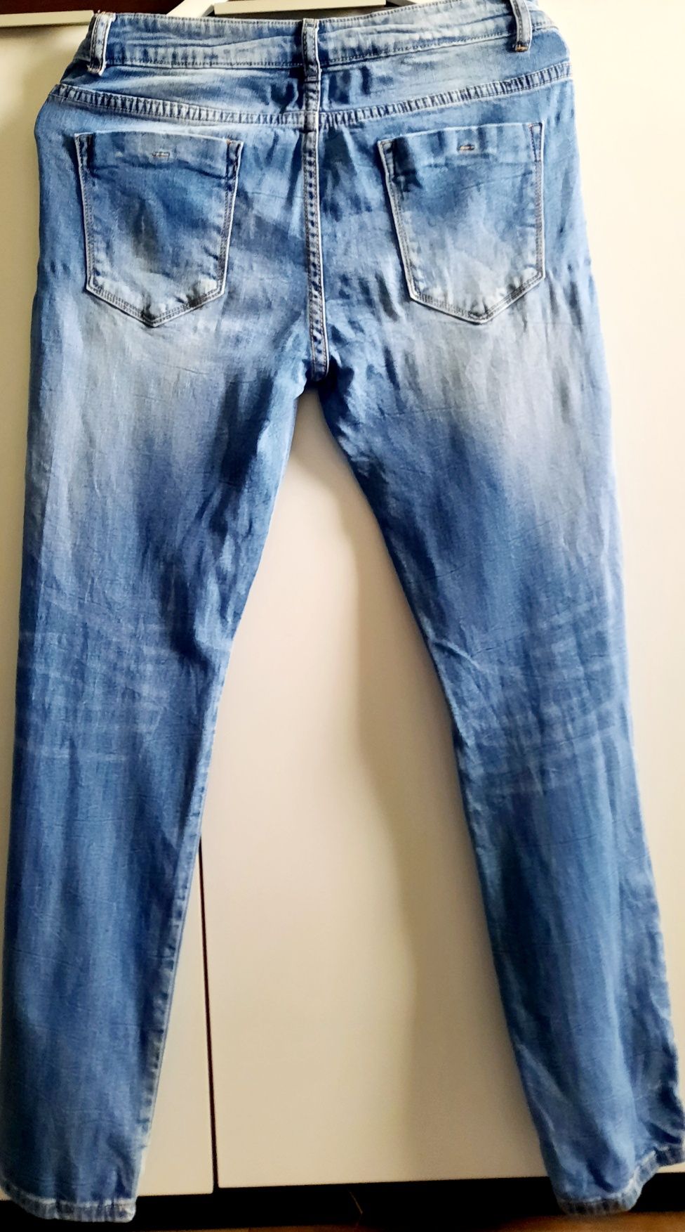 Spodnie jeans błękit cieniowane z modnymi rozdarciami Pas 80cm