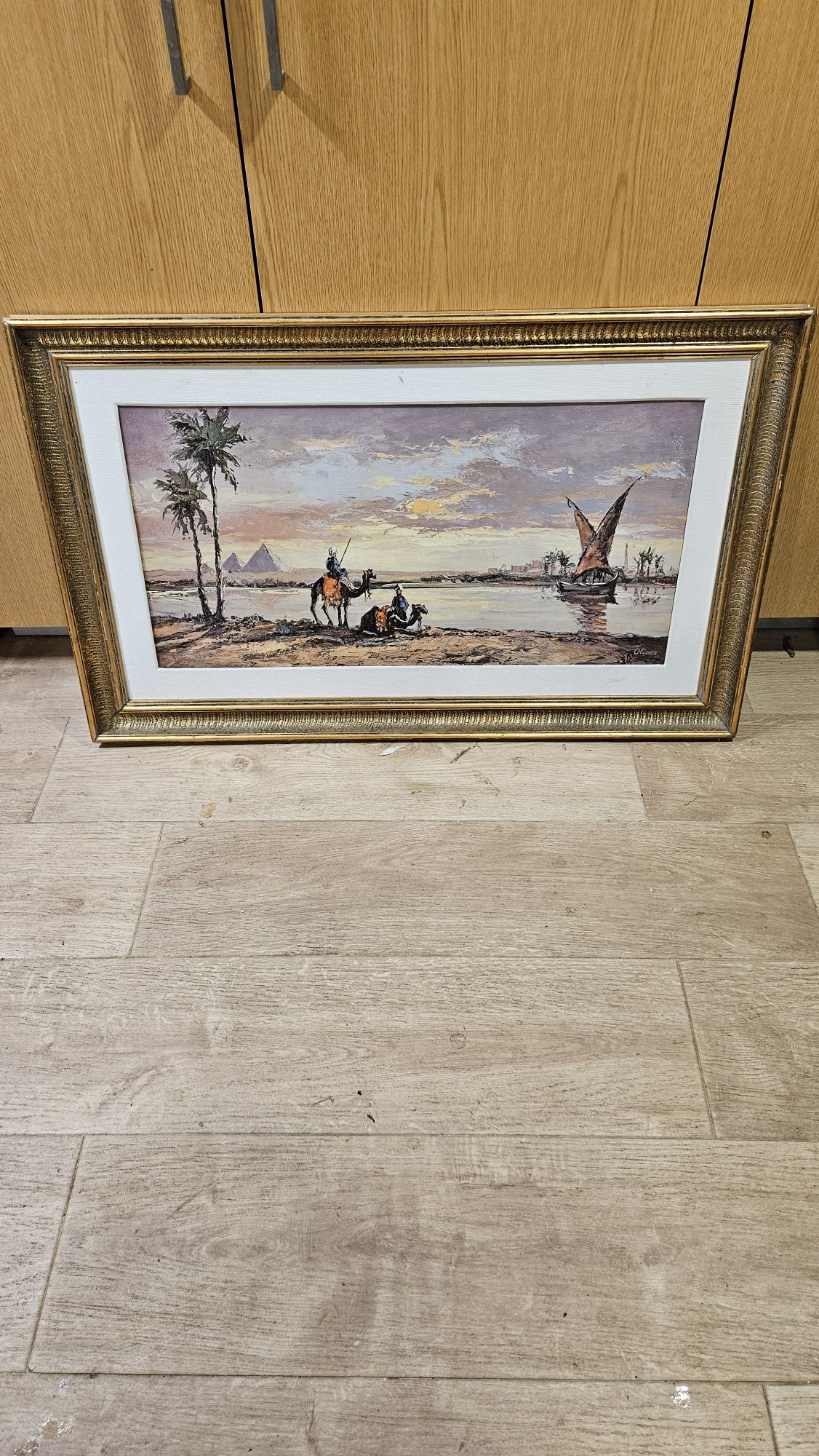 Quadros assinados com motivos do Egipto e retrato pictórico em tecido.