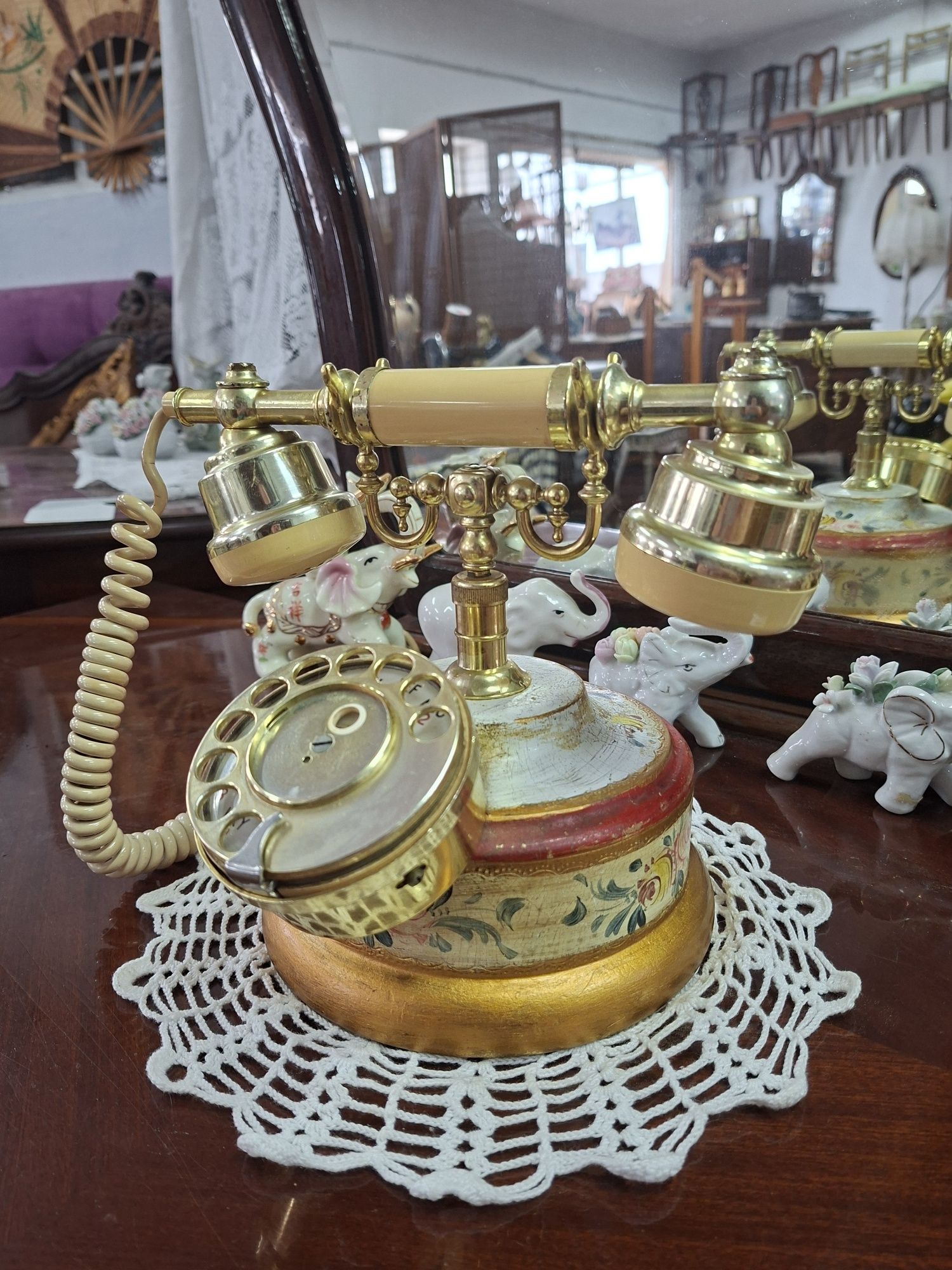 Telefone de disco em madeira pintado á mão