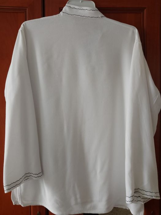 Biała koszula ze stójką i czarnym, ozdobnym ściegiem roz 46