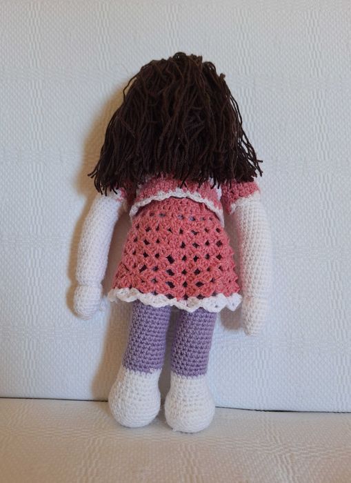 Boneca e roupa feitas em croché (lã).