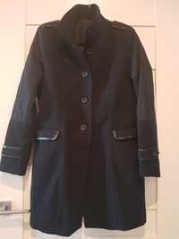 Granatowy płaszcz, mundur