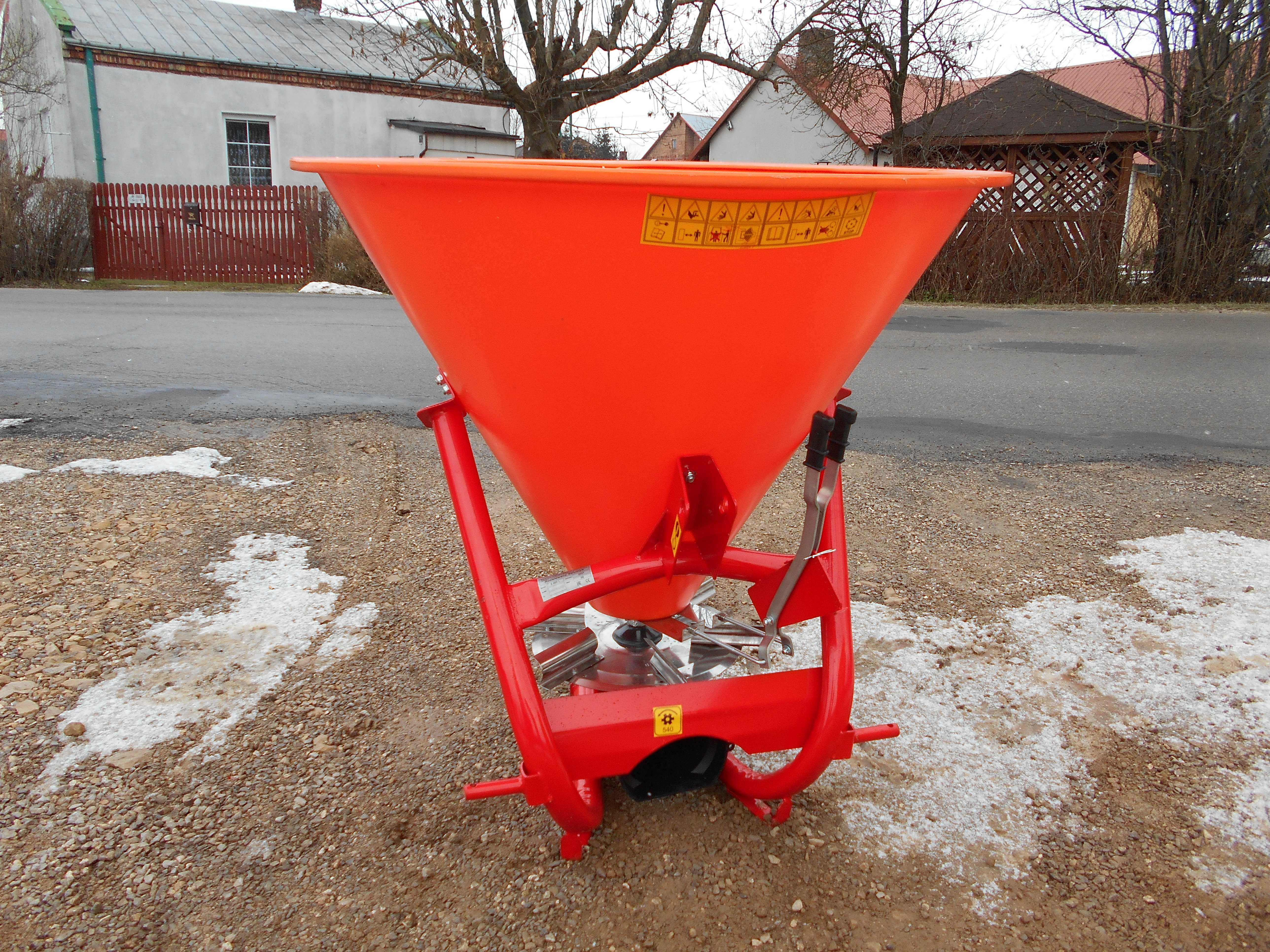 rozsiewacz nawozu, piaskarka/ solarka STRUMYK 200-500l
