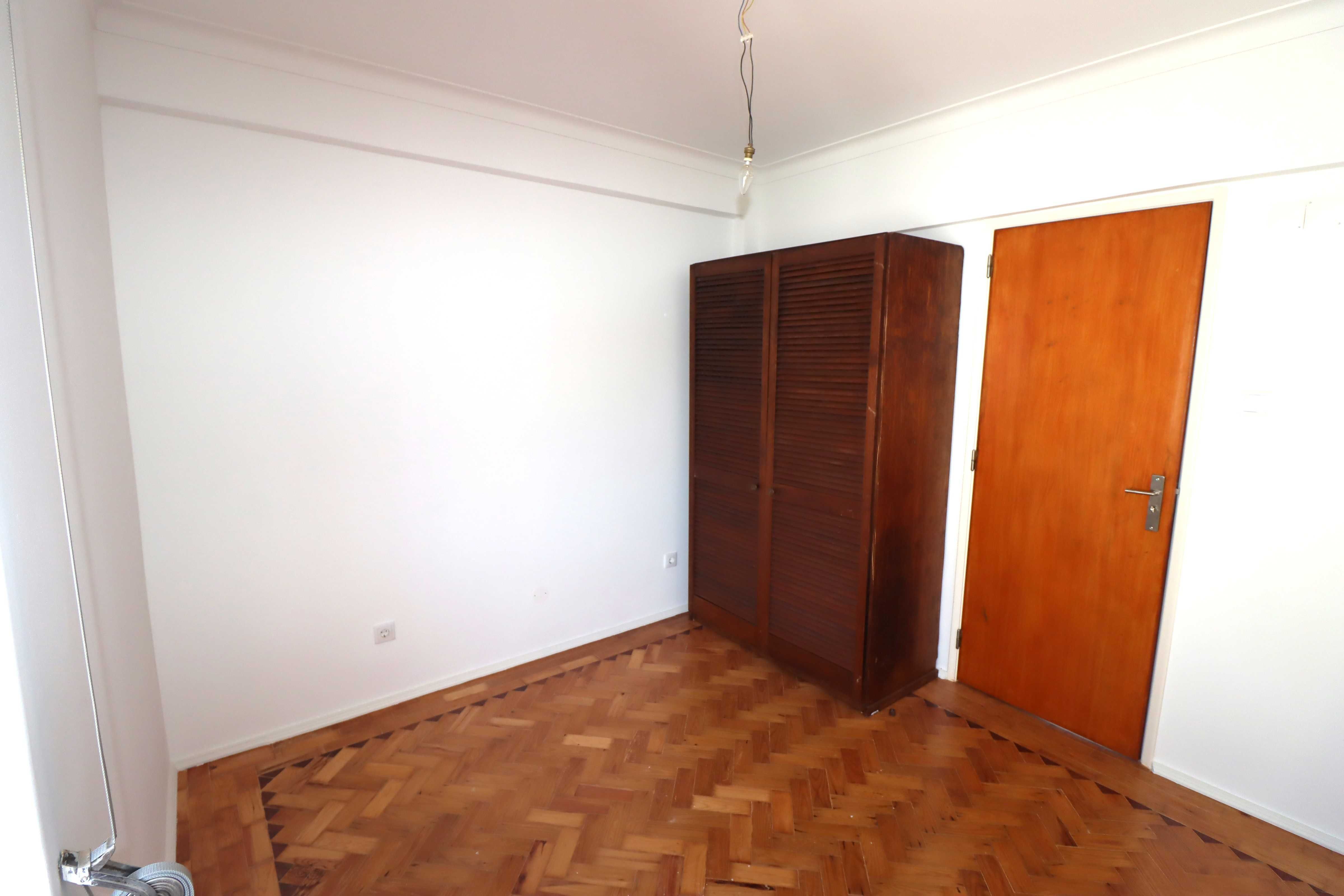 T3 renovado, sem móveis em Sassoeiros-Carcavelos