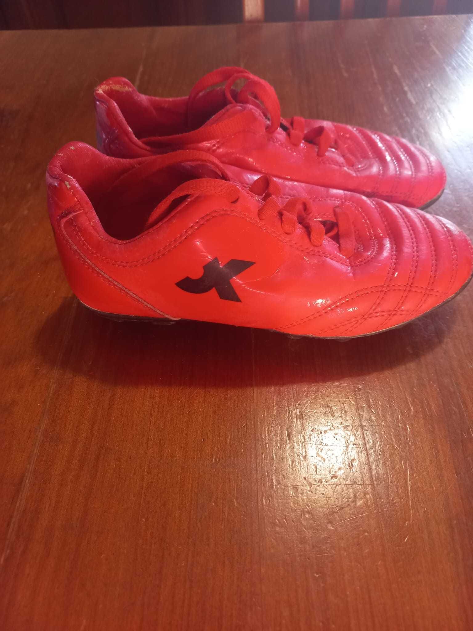 Chuteiras Futebol Kipsta 31 + Caneleiras Kipsta