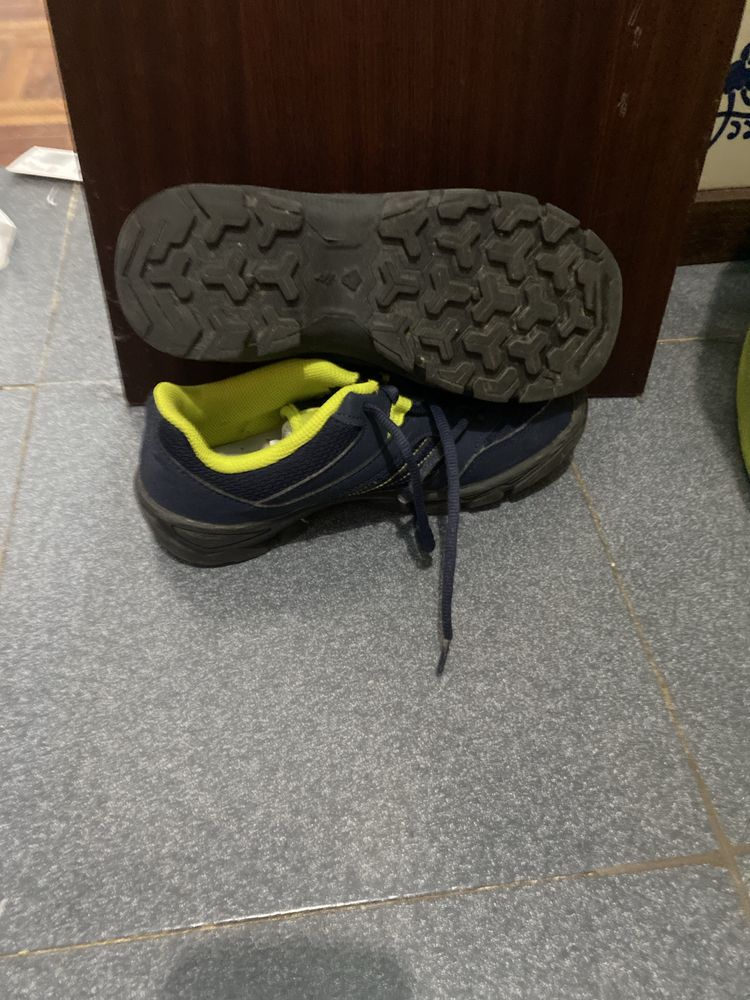 Vendo tenis  marca Quechua num 37 rosa e azul