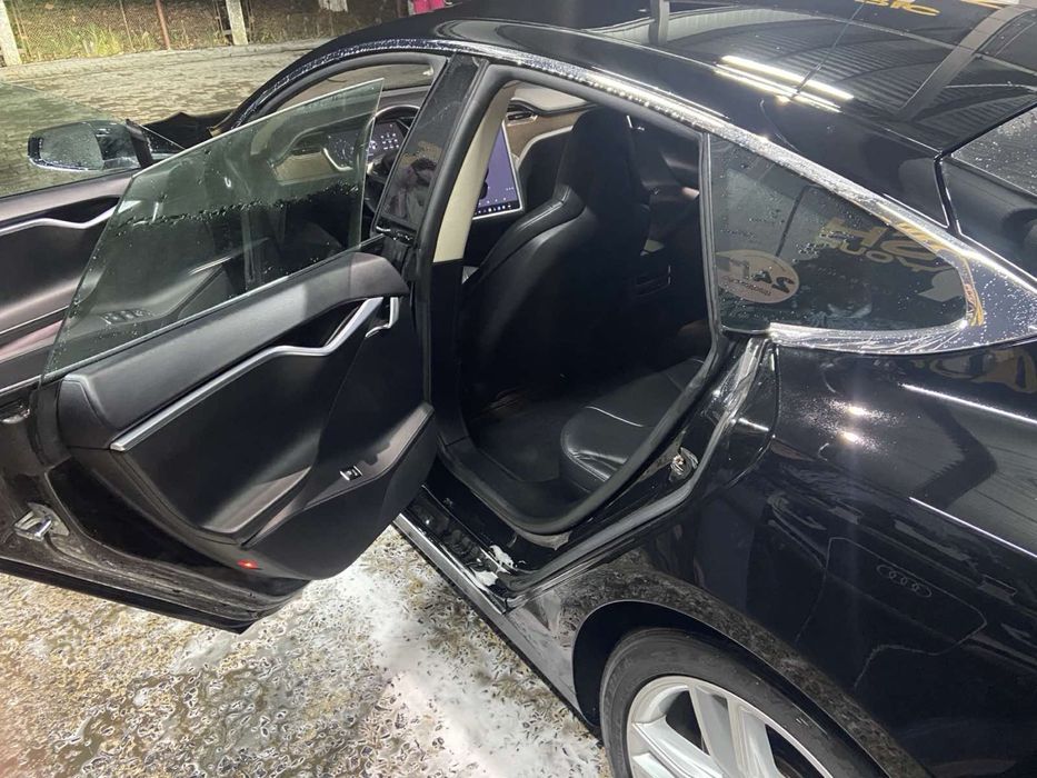 Тесла модел S 2013 року