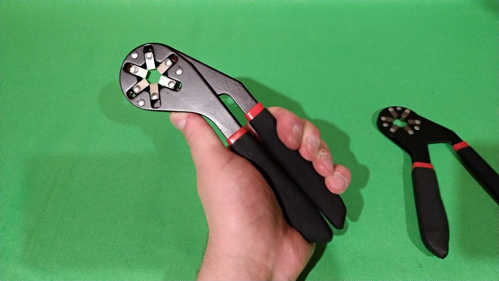 Ключ универсальный гаечный ключ самозажимной