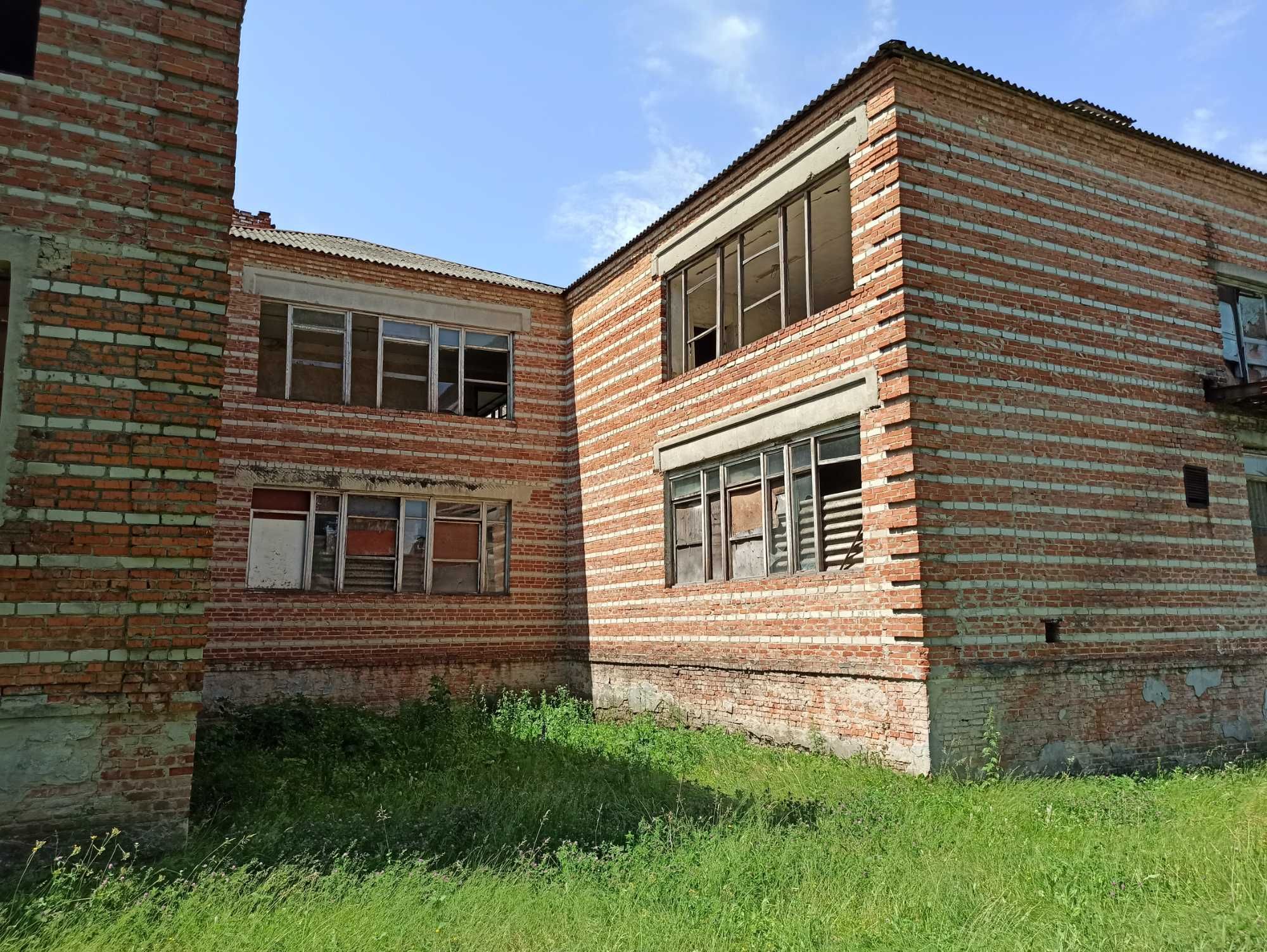 Продам нежитлову будівлю площею 2038,7 кв.м. на ділянці кат. 03.10