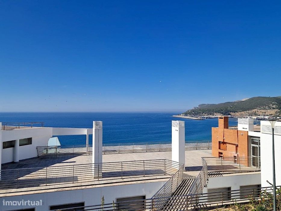 Apartamento T2 duplex em Sesimbra com vista de mar na 2 linha da praia