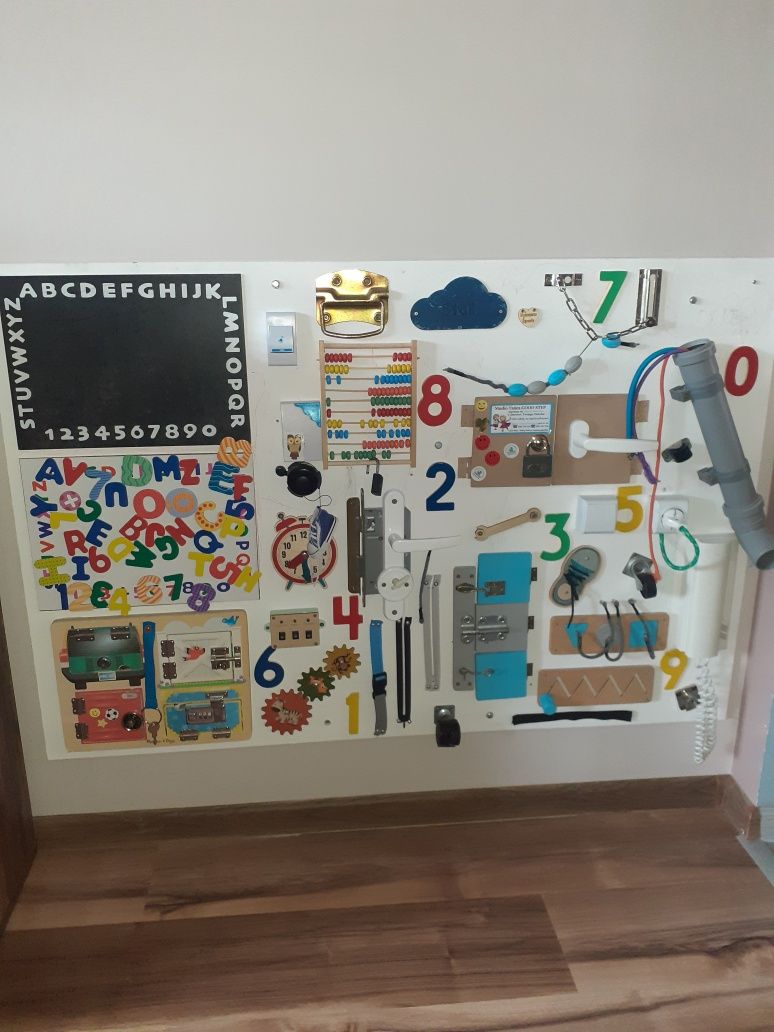 Ogromna tablica manipulacyjna edukacyjna na ścianę