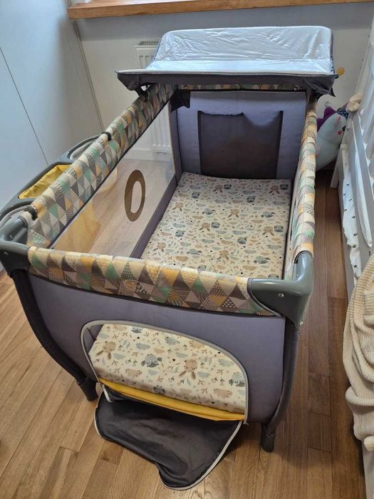 Łóżeczko turystyczne Lionello używane - dobry stan, dodatki