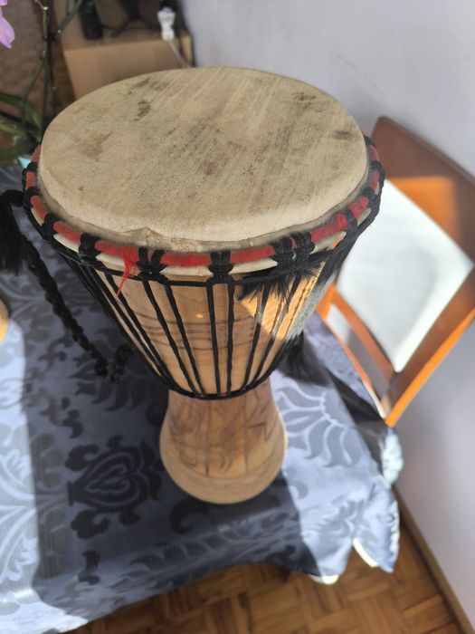 Djambe como novo. Diâmetro 22 cm e altura 48 cm