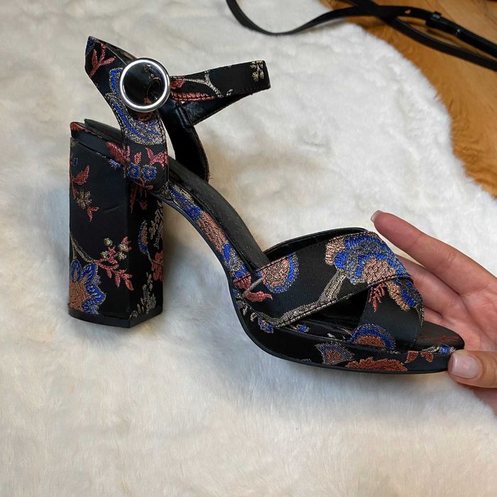 Buty damskie na obcasie we wzory czarne z odkrytym przodem New Look 39