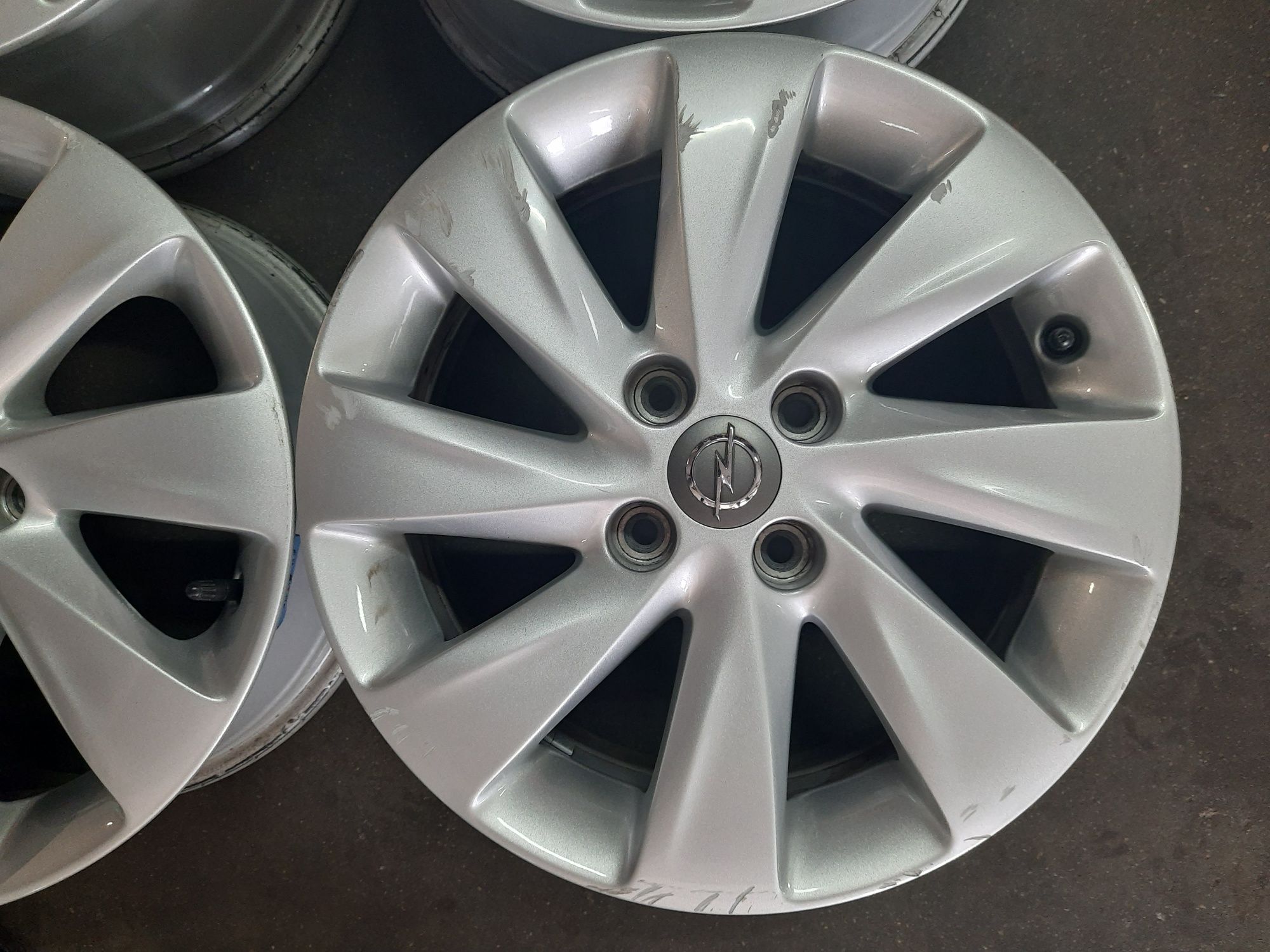 (050) Felgi 15" 4x100 ET 39 6j - Opel