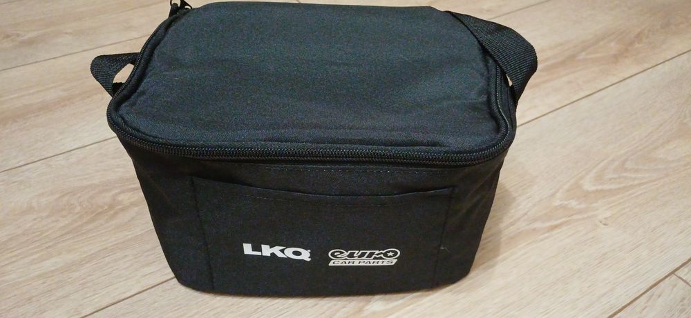 Черная сумка-холодильник с логотипами LKQ и Euro Car Parts.
Сумка имее