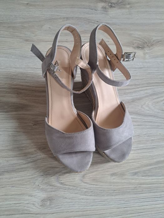 Sandałki na koturnie