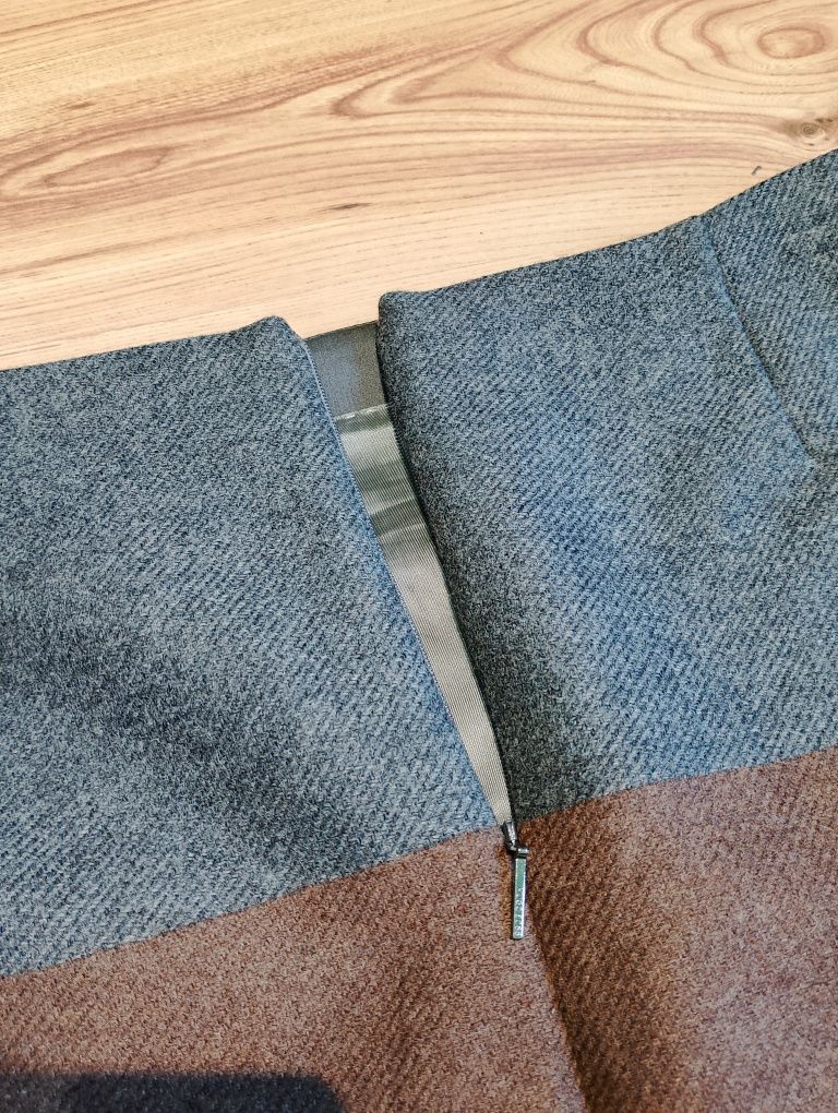 Nowa Wełniana Spódnica Hugo Boss