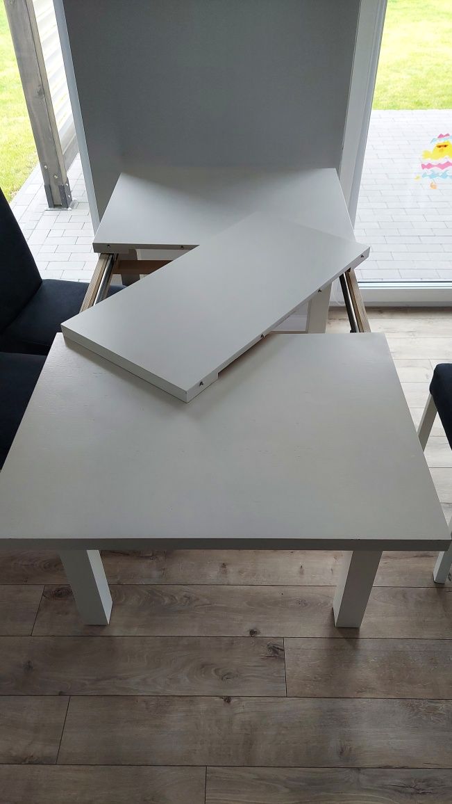 Stół biały rozkładany z czterema krzesłami