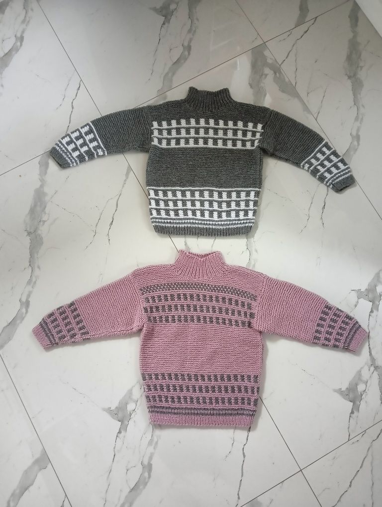 Dwa nowe sweterki zrobione ręcznie na drutach 128-140cm