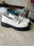 Loafersy białe lakierowane 37