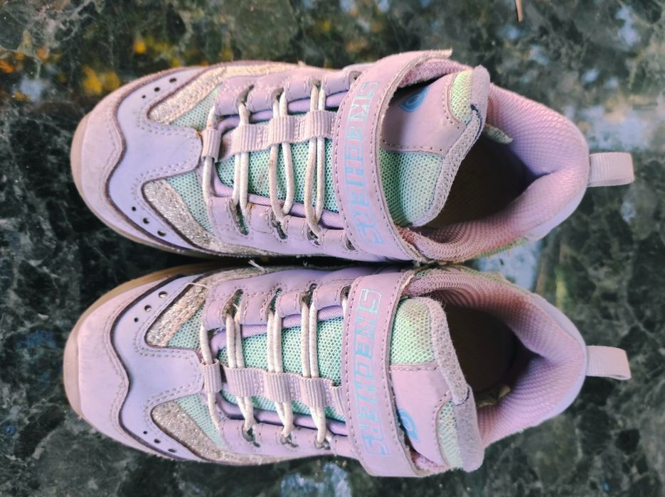 Кросівки для дівчинки.