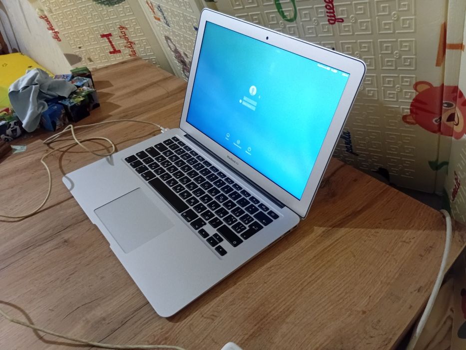 Макбук MacBook Air 2015рік(потребує заміни батареї)+встановлення macOS