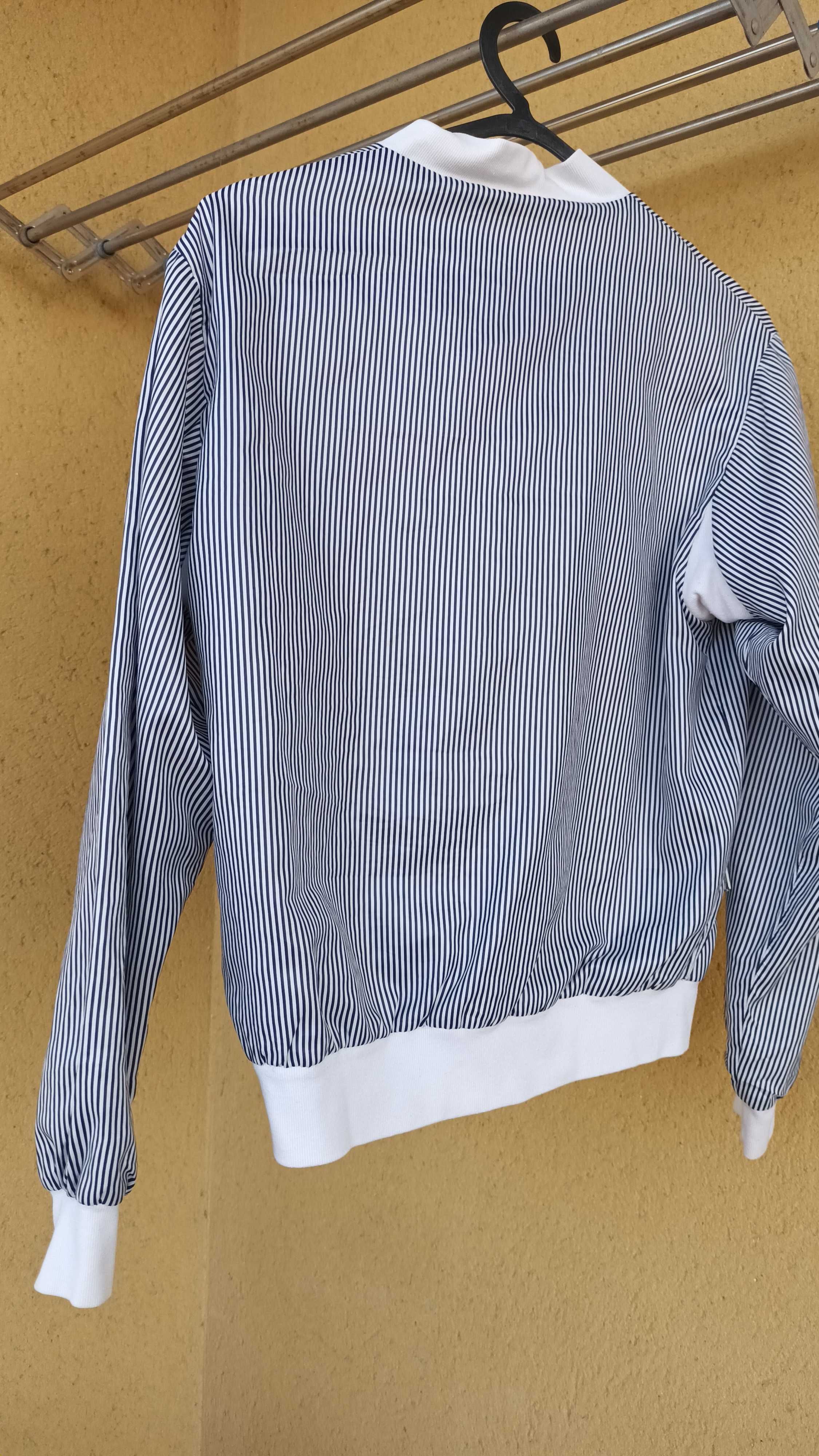 Blusão bomber azul e branco