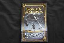 Livro Skyward de Brandon Sanderson (Capa Dura / ENG)