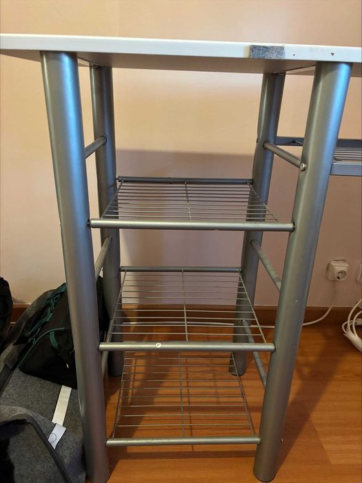 Balcão cozinha com 2 bancos