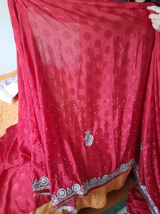 Сарі індійське червоного кольору