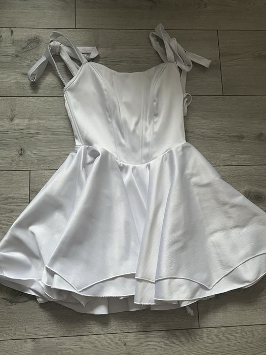 Атласна корсетна сукня з пишною подвійною спідницею