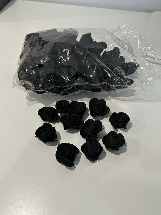 Mini rosas artificiais pretas