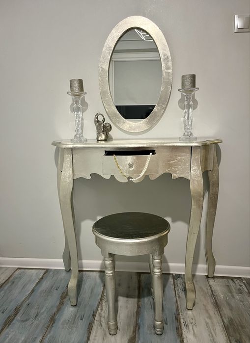 Elegancka sreberna toaletka w stylu glamour