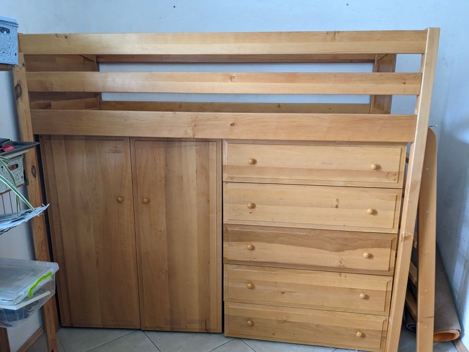 Дерев'яне ліжко з шафою і комодом