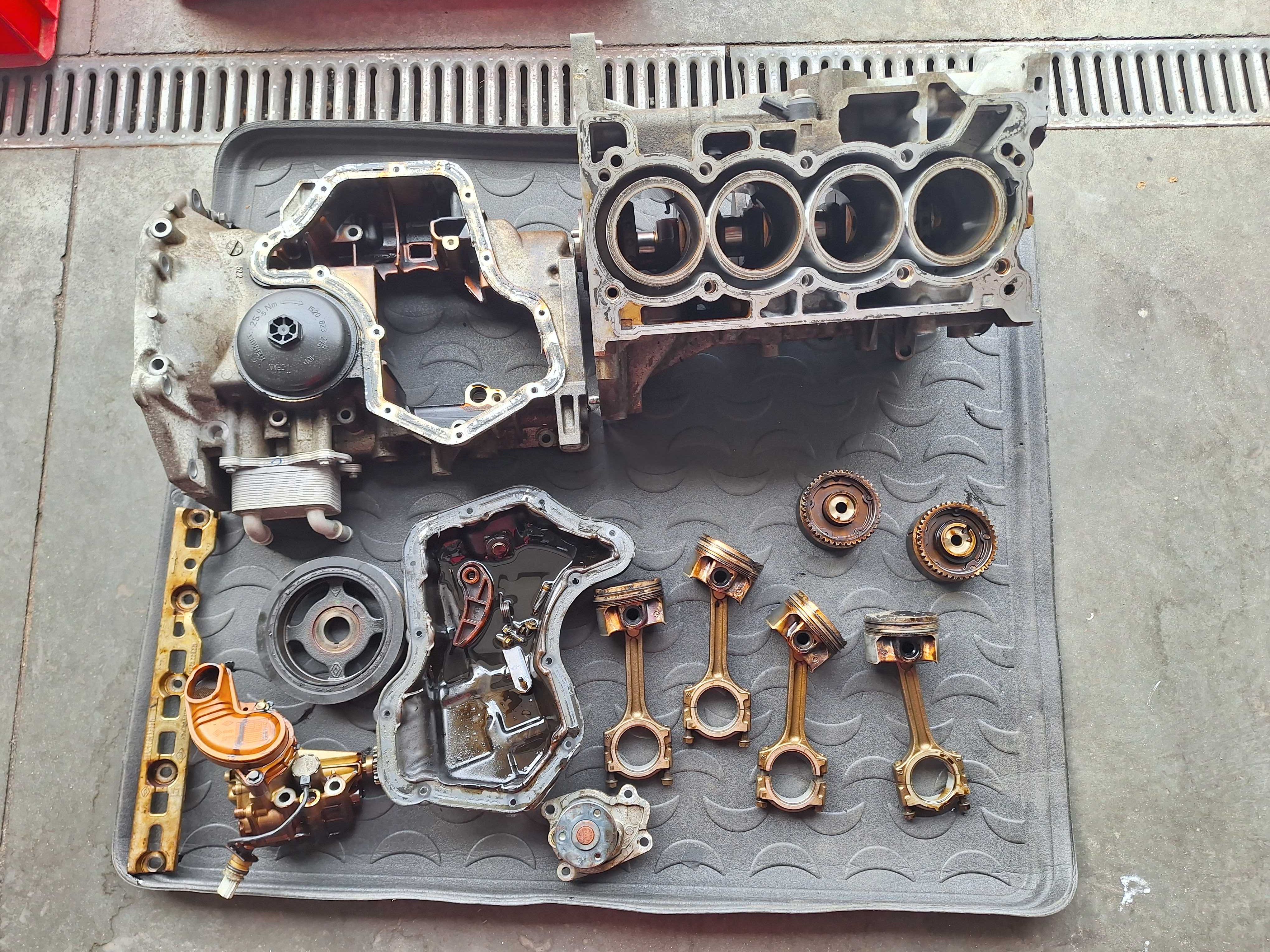 Silnik na części 1.2 TCE,HRA2, wał,tłoki blok,oslona rozrzadu, pompa