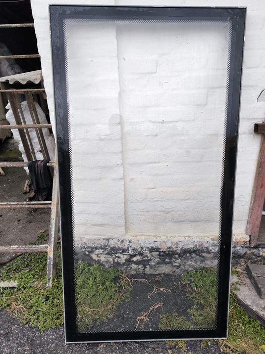 Вікно, скло в алюмінієвій рамі